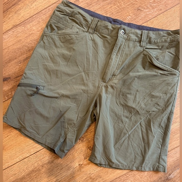 Patagonia Men's Olive Green Shorts Flat Front Multiple Pockets Quick Dry / 36 - Picture 1 of 12